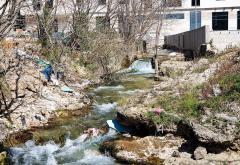 Proljetna razglednica iz Mostara: Radobolja zatrpana smećem